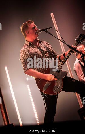 Bologne, Italie. 08Th nov, 2017. Josh Homme du groupe de rock américain Queens of the Stone age en photo sur scène pendant qu'il effectue en direct à unipol arena à Bologne en Italie. crédit : Roberto finizio/pacific press/Alamy live news Banque D'Images