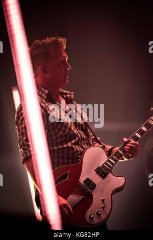 Bologne, Italie. 08Th nov, 2017. Josh Homme du groupe de rock américain Queens of the Stone age en photo sur scène pendant qu'il effectue en direct à unipol arena à Bologne en Italie. crédit : Roberto finizio/pacific press/Alamy live news Banque D'Images