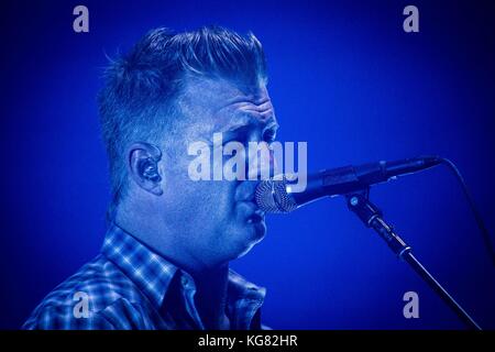 Bologne, Italie. 08Th nov, 2017. Josh Homme du groupe de rock américain Queens of the Stone age en photo sur scène pendant qu'il effectue en direct à unipol arena à Bologne en Italie. crédit : Roberto finizio/pacific press/Alamy live news Banque D'Images