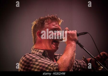 Bologne, Italie. 08Th nov, 2017. Josh Homme du groupe de rock américain Queens of the Stone age en photo sur scène pendant qu'il effectue en direct à unipol arena à Bologne en Italie. crédit : Roberto finizio/pacific press/Alamy live news Banque D'Images