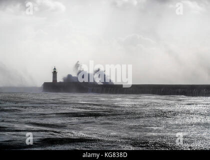 Forte mer impact sur les brise-lames à Newhaven sur la côte sud du Royaume-Uni au cours de brian storm Banque D'Images