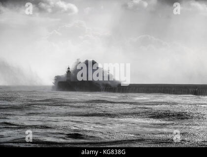 Forte mer impact sur les brise-lames à Newhaven sur la côte sud du Royaume-Uni au cours de brian storm Banque D'Images