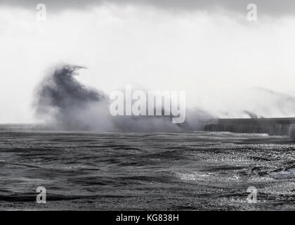 Forte mer impact sur les brise-lames à Newhaven sur la côte sud du Royaume-Uni au cours de brian storm Banque D'Images