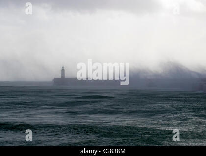 Forte mer impact sur les brise-lames à Newhaven sur la côte sud du Royaume-Uni au cours de brian storm Banque D'Images