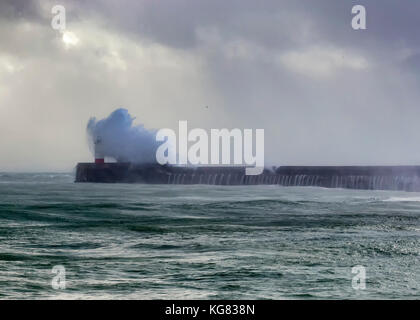 Forte mer impact sur les brise-lames à Newhaven sur la côte sud du Royaume-Uni au cours de brian storm Banque D'Images