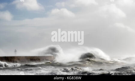 Forte mer impact sur les brise-lames à Newhaven sur la côte sud du Royaume-Uni au cours de brian storm Banque D'Images