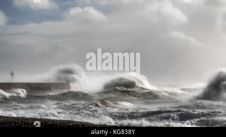 Forte mer impact sur les brise-lames à Newhaven sur la côte sud du Royaume-Uni au cours de brian storm Banque D'Images