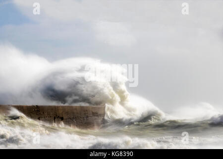 Forte mer impact sur les brise-lames à Newhaven sur la côte sud du Royaume-Uni au cours de brian storm Banque D'Images