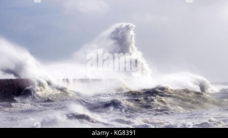 Forte mer impact sur les brise-lames à Newhaven sur la côte sud du Royaume-Uni au cours de brian storm Banque D'Images