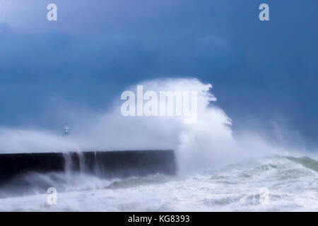 Forte mer impact sur les brise-lames à Newhaven sur la côte sud du Royaume-Uni au cours de brian storm Banque D'Images