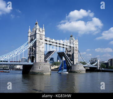 Tower Bridge à Londres ouverts pour permettre un grand yacht pour passer à travers. Banque D'Images