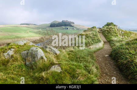 Vue depuis les rochers de Peel et crag lough le long mur d'Hadrien, sentier sur un matin d'automne près de Hexham, Northumberland, Angleterre. Banque D'Images