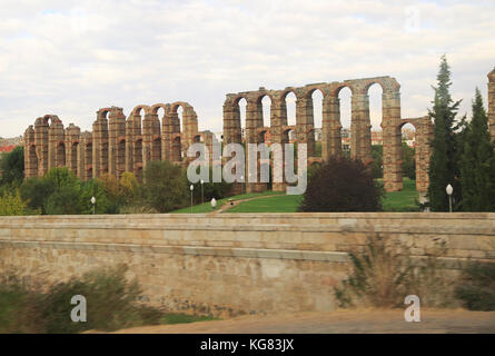 Caucasian train de l'accélération de l'aqueduc romain, Acueducto de Los Milagros, Merida, Estrémadure, Espagne Banque D'Images