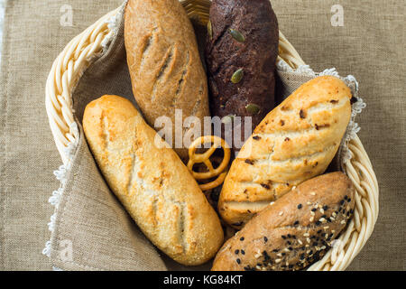 Assiette à pain avec différents types de pains avec différentes farines est servi dans le restaurant pour le dîner Banque D'Images