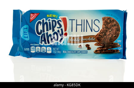 Winneconne, WI - 31 octobre 2017 : un paquet de chips de thins d'Ahoy en chocolat double sur un fond isolé. Banque D'Images