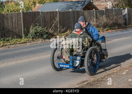 Un vieux millésime tricycle motorisé sur la London-Brighton Rally 5 Nov 2017 Banque D'Images