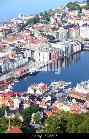 Vågen, la baie et le port de Bergen en centre-ville, vue depuis le mont Fløyen, la Norvège Banque D'Images