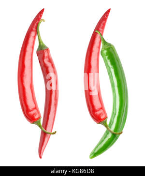 Poivrons isolés. rouge et vert chili peppers traversé comme yin et yang isolé sur fond blanc avec clipping path Banque D'Images