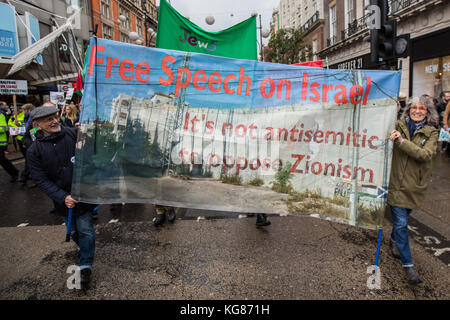 Londres, Royaume-Uni. 4 novembre, 2017. Dans un rassemblement national organisé par la campagne de solidarité palestinienne des milliers ont défilé dans le centre de Londres pour exiger la justice pour les Palestiniens. David Rowe/Alamy Live News Banque D'Images