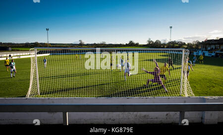 West Auckland, comté de Durham, Royaume-Uni. 4 novembre, 2017. West Auckland's paul connor accueil coups de son équipe dans le premier objectif de l'un confortable 4-0 accueil gagner contre billingham synthonia dans l'ebac ligue du nord division one (c) Paul swinney/Alamy live news Banque D'Images