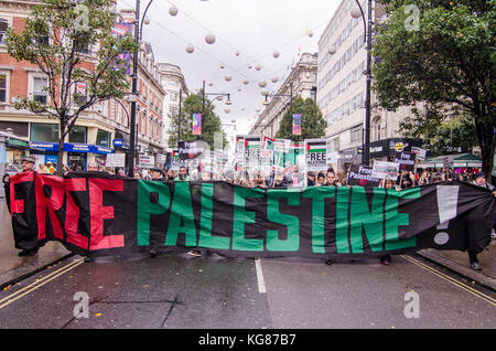 Londres, Royaume-Uni. 4 novembre 2017. Des manifestants palestiniens défilent sur Oxford Road. Crédit : William Barton. Crédit : William Barton/Alamy Live News Banque D'Images