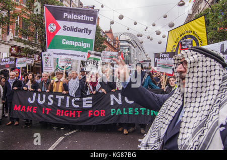 Londres, Royaume-Uni. 4 novembre 2017. Des manifestants palestiniens défilent sur Oxford Road. Crédit : William Barton. Crédit : William Barton/Alamy Live News Banque D'Images