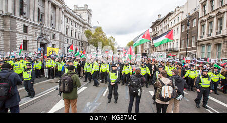 Londres, Royaume-Uni. 4 novembre, 2017. Dans un rassemblement national organisé par la campagne de solidarité palestinienne des milliers ont défilé dans le centre de Londres pour exiger la justice pour les Palestiniens. David Rowe/Alamy Live News Banque D'Images