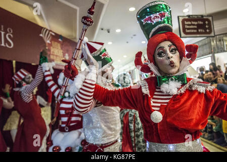 4 novembre 2017 - SÃ¢O Paulo, SÃ£o Paulo, Brésil - SÃƒO PAULO, SP, 04.11.2017 NOËL À SÃƒO PAULO : les centres commerciaux et commerciaux de SÃ£o Paulo se préparent déjà à l'arrivée du bon vieux en décembre. Avec un peu moins de deux mois avant Noël, le commerce de SÃ£o Paulo commence à se réchauffer. Déjà, il est possible de voir dans les façades des magasins ou dans les rues ou les centres commerciaux des ornements typiques de la saison de Noël. C'est l'ambiance de fête qui vient plus tôt pour donner un ''up'' sur les ventes. Après tout, la crise économique actuelle a un impact énorme sur le mouvement du commerce de détail. (Crédit image : © CR Banque D'Images