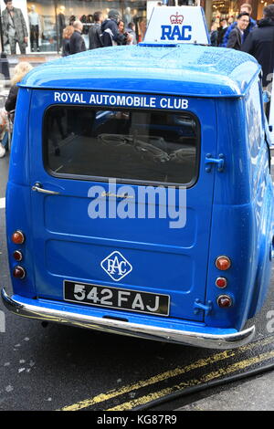 Regent Street dans le West End de Londres est devenu le pays le plus grand libre-à-view motor show. la très commerçante rue est fermée à la circulation et la route rempli de voitures du passé, le présent et l'avenir. près de 200 véhicules sont exposés, dont ceux de l'époque de la voiture sans chevaux jusqu'à la années classiques, aux côtés des voitures à pile de l'avenir. Banque D'Images