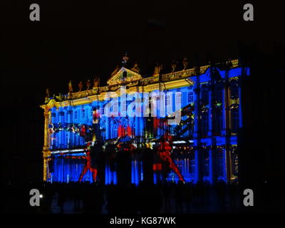 Saint-pétersbourg, Russie. 08Th nov, 2017. Spectacle léger à le croiseur Aurore et de la place du palais, qui marque le 100e anniversaire de la révolution russe, Saint-Petersbourg, Russie crédit : Nastia m/Alamy live news Banque D'Images