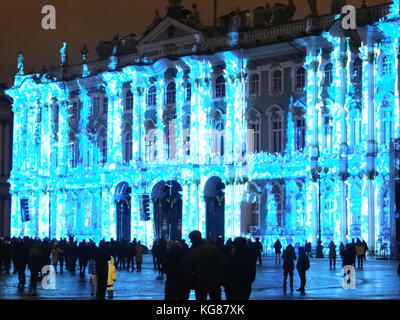 Saint-pétersbourg, Russie. 08Th nov, 2017. Spectacle léger à le croiseur Aurore et de la place du palais, qui marque le 100e anniversaire de la révolution russe, Saint-Petersbourg, Russie crédit : Nastia m/Alamy live news Banque D'Images