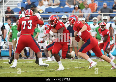 Boca Raton, Floride, USA. 29Th sep 2017. Devin Singletary # 5 de la Florida Atlantic en action au cours de la NCAA football match entre la Florida Atlantic hiboux et le Marshall Thundering Herd à Boca Raton, en Floride. Les hiboux défait le troupeau 30-25. Credit : csm/Alamy Live News Banque D'Images