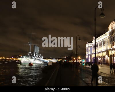 Saint-pétersbourg, Russie. 08Th nov, 2017. Spectacle léger à le croiseur Aurore et de la place du palais, qui marque le 100e anniversaire de la révolution russe, Saint-Petersbourg, Russie crédit : Nastia m/Alamy live news Banque D'Images