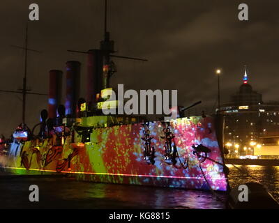 Saint-pétersbourg, Russie. 08Th nov, 2017. Spectacle léger à le croiseur Aurore et de la place du palais, qui marque le 100e anniversaire de la révolution russe, Saint-Petersbourg, Russie crédit : Nastia m/Alamy live news Banque D'Images