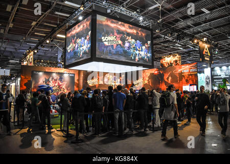 Paris, France. 4ème nov, 2017. vue générale de la paris games week juste.La plus grande convention de jeu, paris games week, a eu lieu à Paris Expo l'événement ouvert au public à partir de nov. À 1 nov. 5, 2017. grands sociétés de jeu, sony, ubisoft, Xbox, Nintendo, la vitrine des nouveaux jeux inédits, de parution et de technologies à l'événement. Des centaines de milliers de joueurs et de développeurs ont visité l'endroit. crédit : sopa/zuma/Alamy fil live news Banque D'Images