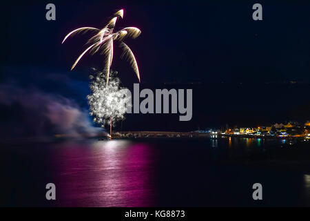 Lyme Regis, dans le Dorset, UK. 4e novembre 2017. Un spectaculaire feu d'artifice à Lyme Regis vu de Charmouth. Les feux d'artifice sont lancés à une distance sûre de l'historique du port de Cobb. Crédit photo : Graham Hunt/Alamy Live News Banque D'Images