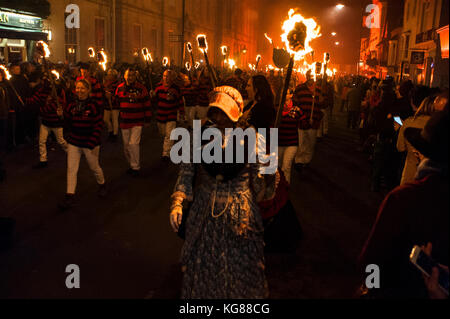 Lewes, UK. 4ème Nov, 2017. Feu de Lewes, nuit de célébrations. L'assemblée annuelle 5 novembre célébrations à Lewes, sont le plus grand feu de nuit des célébrations dans le monde entier. Cette ans automne fêtes samedi 4 novembre. Credit : Francesca Moore/Alamy Live News Banque D'Images