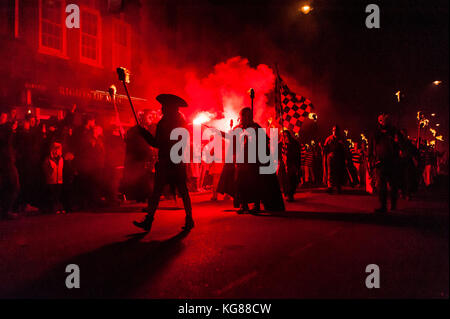 Lewes, UK. 4ème Nov, 2017. Feu de Lewes, nuit de célébrations. L'assemblée annuelle 5 novembre célébrations à Lewes, sont le plus grand feu de nuit des célébrations dans le monde entier. Cette ans automne fêtes samedi 4 novembre. Credit : Francesca Moore/Alamy Live News Banque D'Images