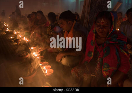Dhaka, Bangladesh. 4e novembre 2017. Les dévots assister à la prière avec de l'encens et la lumière des lampes à huile avant de rompre le jeûne pendant une Rakher Upabash festival religieux appelé à Dhaka le 4 novembre 2017. Les gens bengali de la foi hindoue au Bangladesh s'asseoir dans la prière pour célébrer le 18e siècle saint hindou Baba Lokenath avec un Rakher Upobas «» la prière et jour de jeûne chaque année des milliers de dévots hindous se rassembler devant Shri Shri Brahmachari Lokenath temple de l'Ashram pour le Rakher Upobash Kartik Brati ou festival religieux en Barodi, près de Dhaka, Bangladesh. Credit : Azim Khan Ronnie/Alamy Live News Banque D'Images