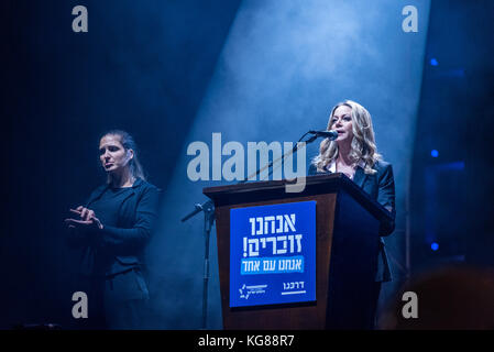 Tel Aviv-Yafo, 4e novembre 2017 : commémoration de Yitzhak Rabin assanitaion il y a 22 ans - sur Kikar Rabin. Miki Haimovich donnant un discours > Banque D'Images