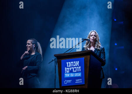 Tel Aviv-Yafo, 4e novembre 2017 : commémoration de Yitzhak Rabin assanitaion il y a 22 ans - sur Kikar Rabin. Miki Haimovich donnant un discours > Banque D'Images