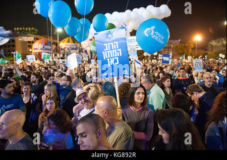 Tel Aviv-Yafo, 4e novembre 2017 : commémoration de l'assassinat de Yitzhak Rabin, il y a 22 ans - sur Kikar Rabin. Banque D'Images