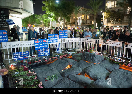 Tel Aviv-Yafo, 4e novembre 2017 : commémoration de l'assassinat de Yitzhak Rabin, il y a 22 ans - sur Kikar Rabin. Banque D'Images