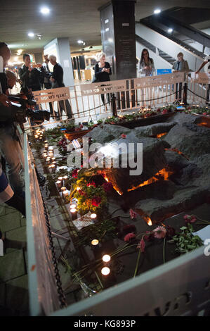 Tel Aviv-Yafo, 4e novembre 2017 : commémoration de l'assassinat de Yitzhak Rabin, il y a 22 ans - sur Kikar Rabin. Banque D'Images