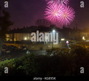 Londres, Royaume-Uni. 4ème nov, 2017. spectaculaire feu d'artifice sur Bonfire Night tak emplacer par une froide nuit à Wimbledon : crédit amer ghazzal/Alamy live news Banque D'Images