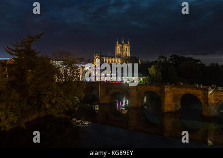 Hereford, Royaume-Uni. 08Th Nov, 2017. Les spectateurs se rassemblent sur le vieux pont de Hereford en attente de Fireworks pour exploser sous une lune chasseurs sur la rivière Wye dans Hereford sur Novembre 4th, 2017. Crédit : Jim Wood/Alamy Live News Banque D'Images