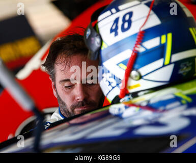 Fort Worth, Texas, USA. 4ème Nov, 2017. Le 4 novembre 2017. Fort Worth, Texas. Jimmie Johnson pilote au cours de la pratique pour la 13e édition de la Monster Energy NASCAR Texas 500 AAA à la Texas Motor Speedway à Fort Worth, Texas Credit : Ralph Lauer/ZUMA/Alamy Fil Live News Banque D'Images