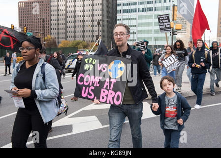 Philadelphie, Pennsylvanie, États-Unis. 4 novembre 2017. Refusez les manifestants fascistes au Thomas Payne Plaza à Philadelphie Pennsylvanie crédit : Ricky Fitchett/ZUMA Wire/Alamy Live News Banque D'Images