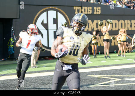 4 novembre 2017 : Vanderbilt Commodores wide receiver Lucien Bély Trent (10) marque un touchdown lors du match entre l'ouest du Kentucky Hilltoppers et les Vanderbilt Commodores au stade Vanderbilt à Nashville. TN. Thomas McEwen/CSM Banque D'Images