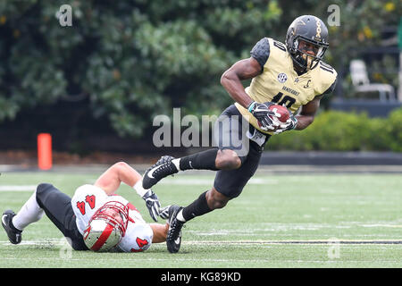 4 novembre 2017 : Western Kentucky linebacker Ben Holt (44) tente de s'attaquer à la Vanderbilt Commodores wide receiver Lucien Bély Trent (10) pendant le jeu entre l'ouest du Kentucky Hilltoppers et les Vanderbilt Commodores au stade Vanderbilt à Nashville. TN. Thomas McEwen/CSM Banque D'Images